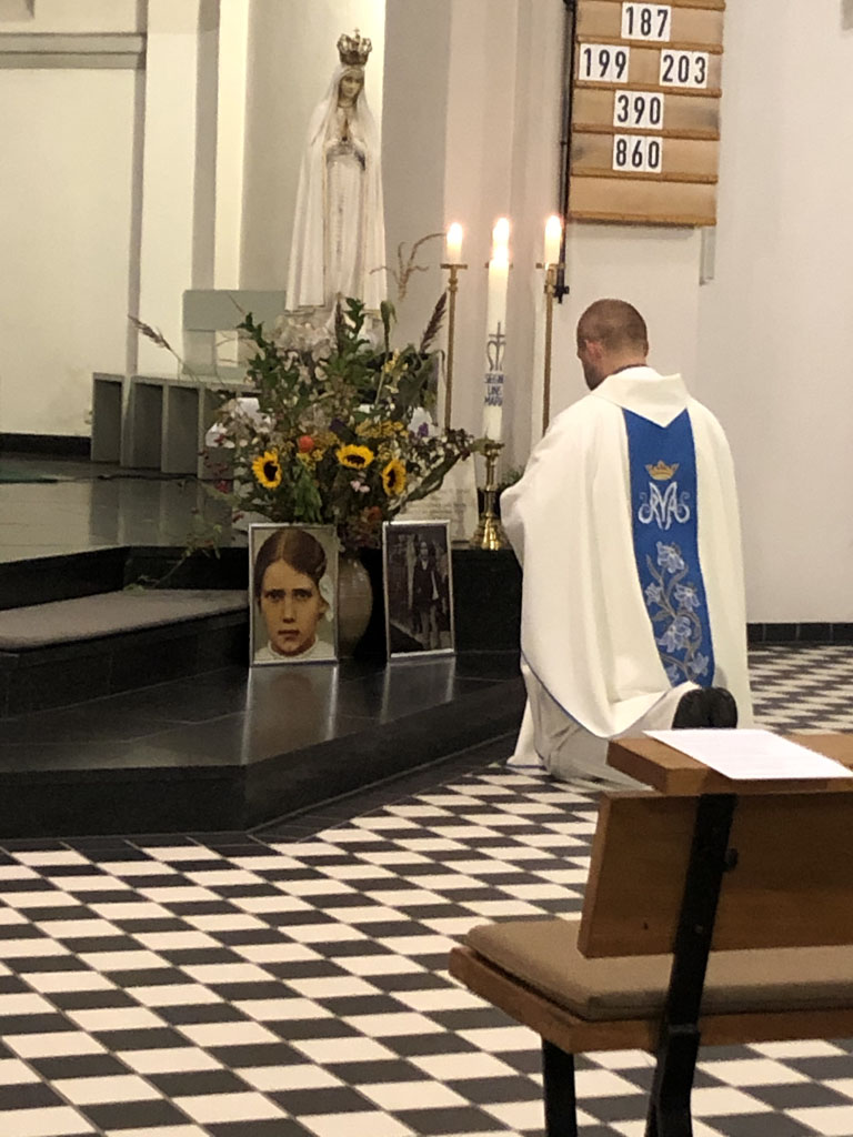 Pfarrvikar Maciej Domanski bei der Marienweihe in St. Josef, Greifswald